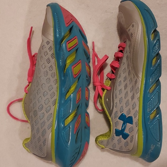 Women's Size 8 Under Armour Spine Sneakers - Picture 4 of 12